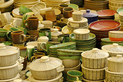 印度街頭市場上五顏六色的家用陶瓷產品。